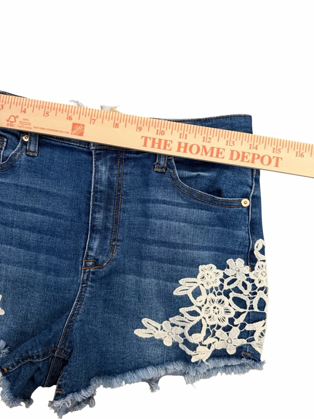 Altar’d State Floral Crochet Lace Denim Shorts Women’s Size 7/28 Boho Frayed Hem - Picture 6 of 7